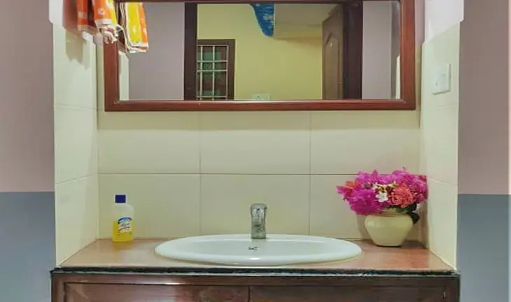 Washbasin with mirror