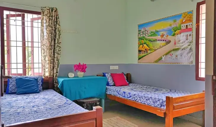 Guest room with twin beds